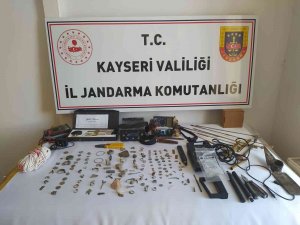 Trafik Kontrolünde Aranan Otomobilden Tarihi Eser Çıktı