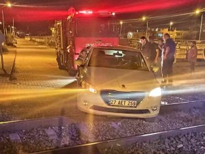 Hatay’da Otomobil Tren Raylarına Takıldı