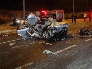 Kamyona Arkadan Çarpan Araçtaki 2 Kişi Öldü 2 Kişi Yaralandı