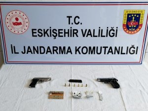 Hırsızlıktan Aranan 2 Şüphelinin Aracında Silah Ve Uyuşturucu Madde Ele Geçirildi