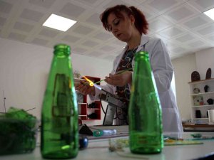 Atık Soda Şişeleri Yüksek Isıda Sanat Eserine Dönüşüyor