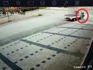 Görünmez Kaza...yeleği Kamyonetin Kasasına Takılan Kadın Ağır Yaralandı.