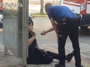 Polisin Elindeki Bıçağı Alıp Sakinleştirdiği Kadın, Çantasından İkinci Bıçağı Çıkardı