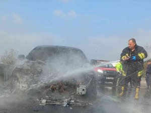 Seyir Halindeki Otomobil Motor Kısmından Yandı