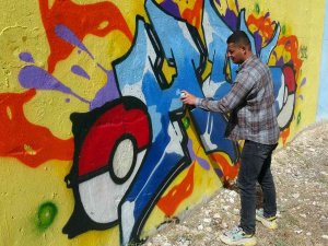 İ̇lçenin Gri Duvarlarını Grafiti İle Renklendiriyor