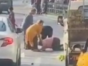 Kadınların Kavgası Kameraya Yansıdı: Birbirlerini Yerlerde Sürüklediler