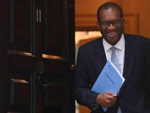 İ̇ngiltere Maliye Bakanı Kwasi Kwarteng Görevden Alındı.