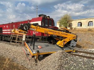 Vinç Tren Yolunda Asılı Kaldı, Sürücü Atlayarak Canını Kurtardı