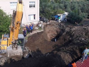 Define Aramak İçin Kazdıkları Toprağın Altında Kaldılar