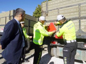 Traktörlerin Karıştığı Kazaları Önlemek İçin Çiftçilere Reflektör Dağıtıldı