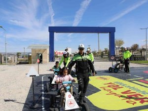 Mobil Trafik Tırında Öğrencilere Trafik Eğitim Verildi