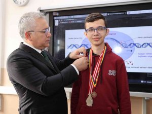 Vali Şimşek’ten Dünya İkincisi Öğrenciye Ziyaret