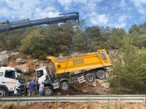 Hafriyat Kamyonu Devrildi, Kilometrelerce Araç Kuyruğu Oluştu