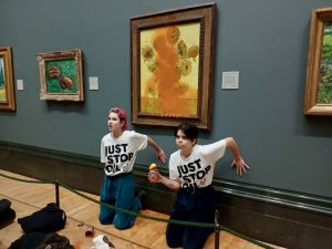 Londra’da İklim Aktivistleri Van Gogh’un Tablosuna Çorba Döktü