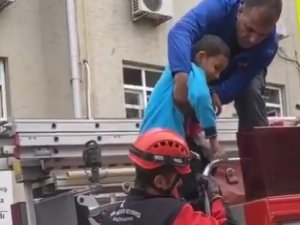 İ̇zmir’de Aile Sağlığı Merkezinde Korkutan Yangın: 3’ü Çocuk 13 Kişi Kurtarıldı