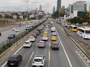İ̇stanbul’da Haftanın Son İş Gününde Trafik Yoğunluğu