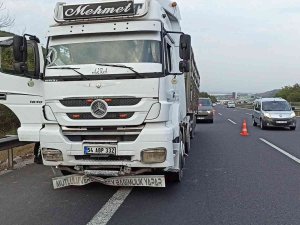 Ehliyetsiz Tır Sürücüsü Kaçtı, Lastiklerine Ateş Edilerek Durduruldu