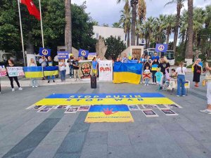 Ukraynalılar, Rusya’yı Protesto Etti