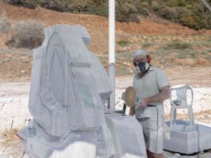 3.uluslararası Kuşadası Neopolis Heykel Sempozyumu’nda Eserler Şekilleniyor