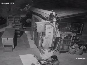 Önce Dolaptaki Yiyeceklerle Ziyafet Çektiler Ardından Motoru Çaldılar