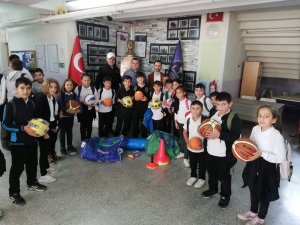 İ̇zmit Belediyesi’nden Okullara Spor Malzemesi Desteği