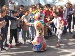 İ̇nsansı Robot Dans Gösterisi İle Eğlendirdi, Öğrenciler Eşlik Etti