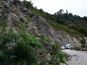 Artvin’de Yamaçtan Bulunan Tehlikeli Kayalar Düşürüldü