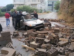 Yağmur Sebebiyle Yıkılan İstinat Duvarı Otomobili Hurdaya Çevirdi