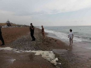 Manavgat’ta Sahilde Patlayan Kanalizasyon Ve Kötü Koku Turistlere Zor Anlar Yaşattı