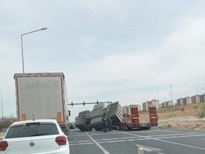 Elazığ’da Trafo Yüklü Tır Yan Yattı