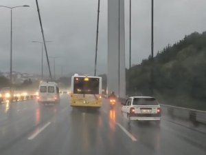 Fsm Köprüsü’nde İ̇ett Otobüsü, Motosikletliye Rüzgara Karşı Siper Oldu