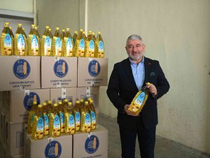 Çorum Belediyesi, Ektiği Ayçiçeklerinin Yağını İhtiyaç Sahiplerine Dağıtıyor