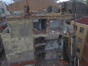 Sinop’ta Temelinde Kayma Meydana Gelen Binada Yıkım İşlemleri Başladı