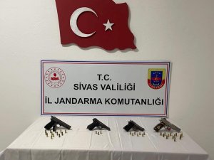 Sivas’ta 8 Adet Ruhsatsız Tabanca Ele Geçirildi