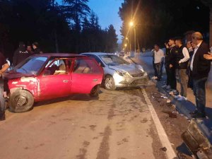 Tokat’ta İki Otomobil Çarpıştı: 5 Yaralı