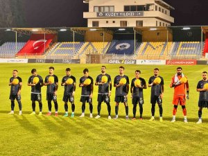 Şehit Madenciler İçin Sahaya Baretle Çıktılar