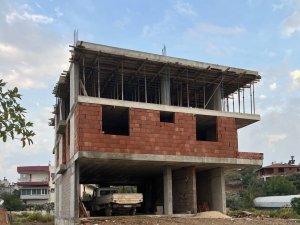 İ̇nşaattan Düşen İşçi Kaldırıldığı Hastanede Hayatını Kaybetti