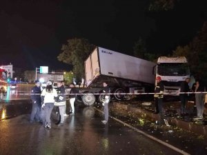Yolda Kayan Tır Parkın Duvarına Çarparak Durdu