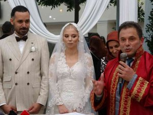 Binlerce Nikah Kıydı, Kızının En Mutlu Gününde Gözyaşlarına Hakim Olamadı