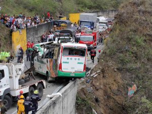 Kolombiya’da Otobüs Devrildi: 20 Ölü, 15 Yaralı