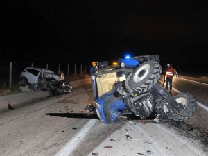Otomobil Traktör Römorkuna Arkadan Çarptı: 4 Yaralı