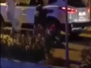 İ̇zmir’de Yol Verme Kavgası: Kafasına Kaldırım Taşı İle Vurdular