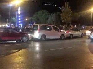 Yağışın Ardından 10 Aracın Karıştığı Zincirleme Kazada 2 Kişi Yaralandı