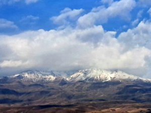 Süphan Dağı Beyaz Gelinliğini Giydi