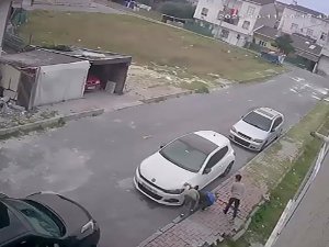 Arnavutköy’de Çocuklar Sokaktaki Bütün Arabaların Sibop Kapaklarını Söktü