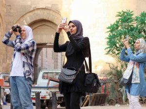 Mısırlı Gençler Türk Eserlerinin Fotoğrafını Çekmek İçin Kulüp Kurdu