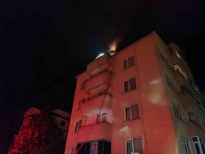 Kastamonu’da Çatıda Çıkan Yangın Büyümeden Söndürüldü