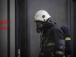 Antalya’da Sahildeki İşletmede Çıkan Yangın Paniğe Neden Oldu