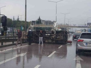 D-100’de Kaza Yapan Kamyon Yan Yattı