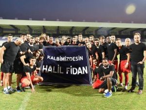 Antalyaspor Halil Fidan İçin Sahaya Siyah Tişört Ve “Kalbimizdesin” Pankartı İle Çıktı